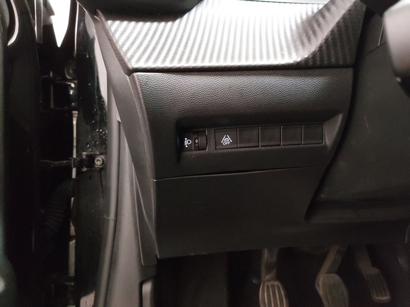 Peugeot 208 1.2 PureTech • 360° kamera • digitalni instrumenti — 7