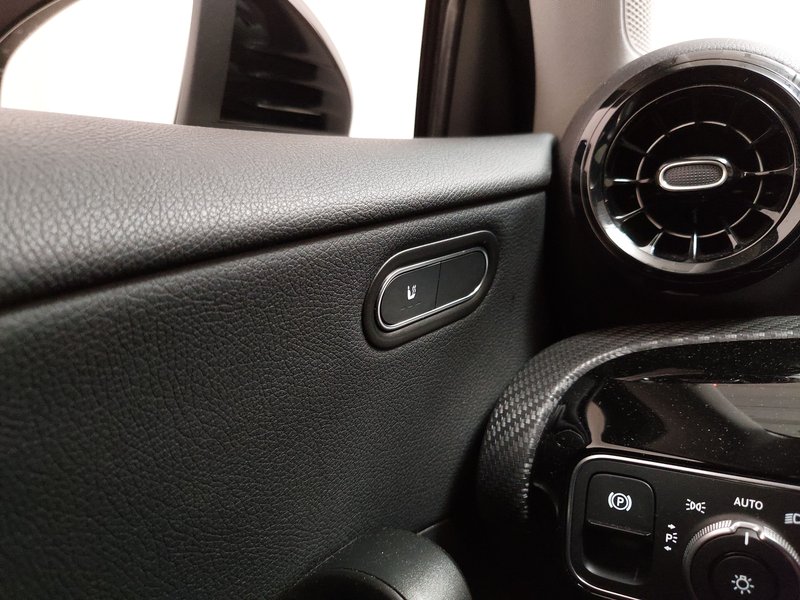 Mercedes-Benz A 180 d automatik • LED • navigacija — 15
