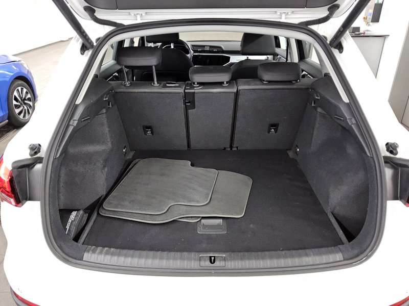 Audi Q3 40 TDI automatik quattro • 360° kamera • ACC — 12