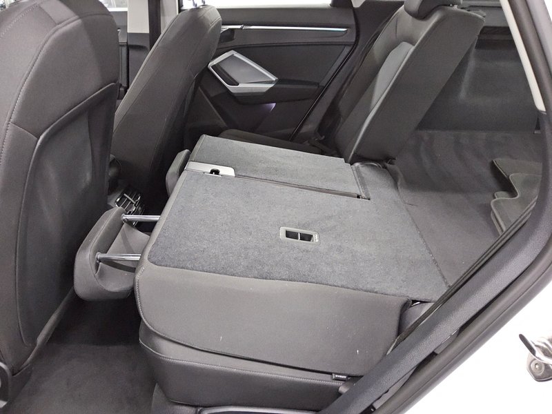 Audi Q3 40 TDI automatik quattro • 360° kamera • ACC — 13
