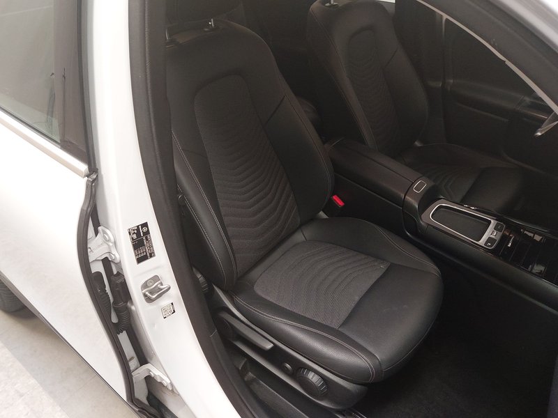 Mercedes-Benz GLB 200 d automatik Entry • AHK • el. peta vrata — 10