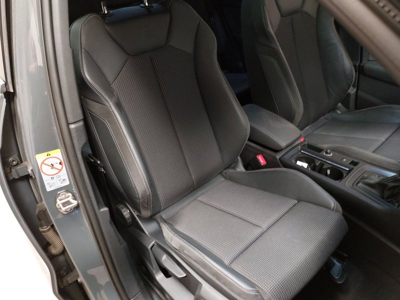 Audi Q3 45 TFSI e automatik S line • Panorama • Full LED — 10