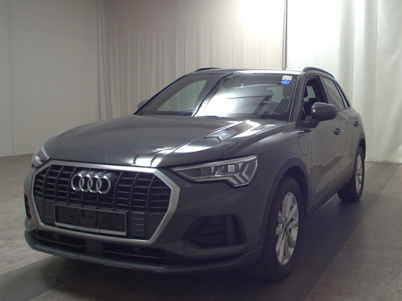 Audi Q3 45 TFSI e automatik S line • Panorama • Full LED — 2