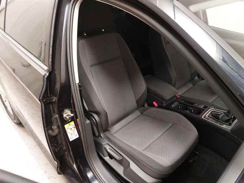 Volkswagen Passat 2.0 TDI Business • ACC • Full LED — 10