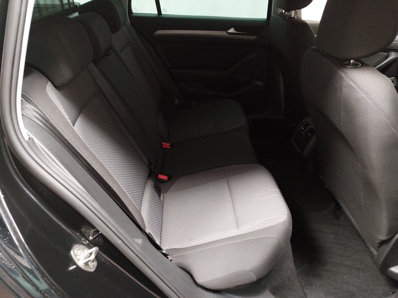 Volkswagen Passat 2.0 TDI Business • ACC • Full LED — 12