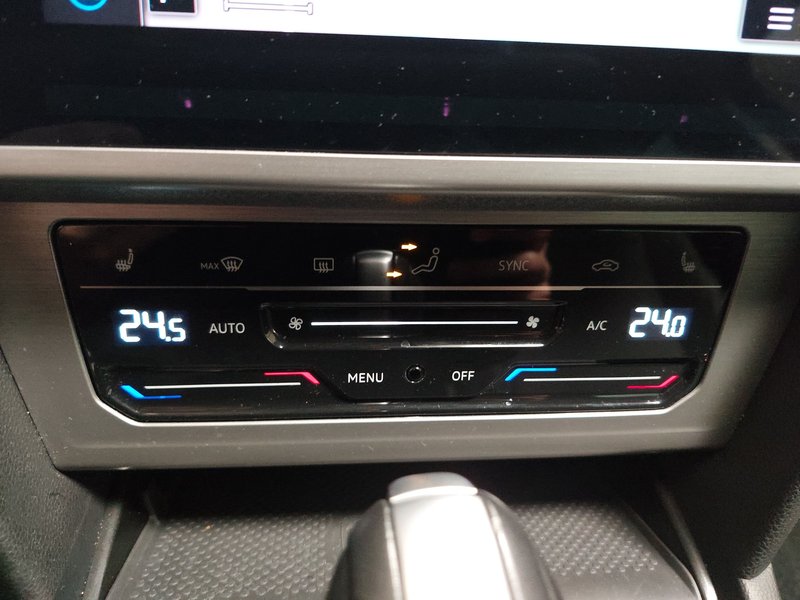 Volkswagen Passat 2.0 TDI Business • ACC • Full LED — 19