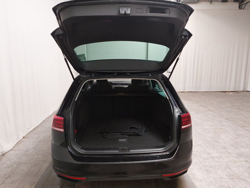 Volkswagen Passat 2.0 TDI Business • ACC • Full LED — 22