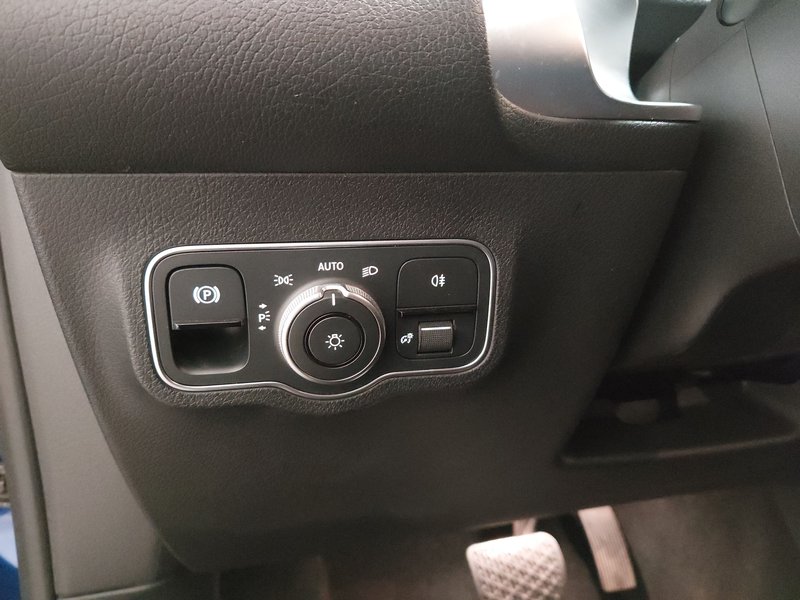 Mercedes-Benz GLB 220 d 4MATIC automatik Progressive • Kuka za vuču (AHK) • LED — 7