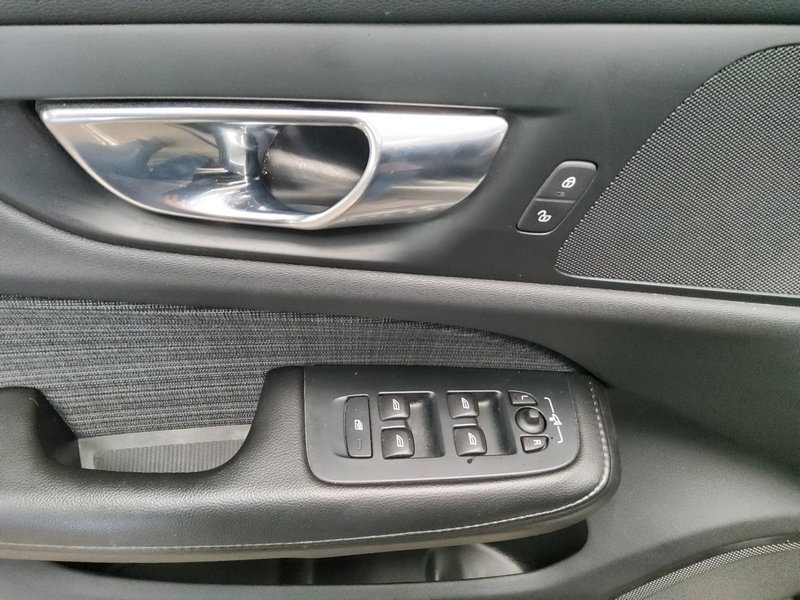 Volvo V60 B4 D Momentum Pro automatik • panorama • AHK — 10
