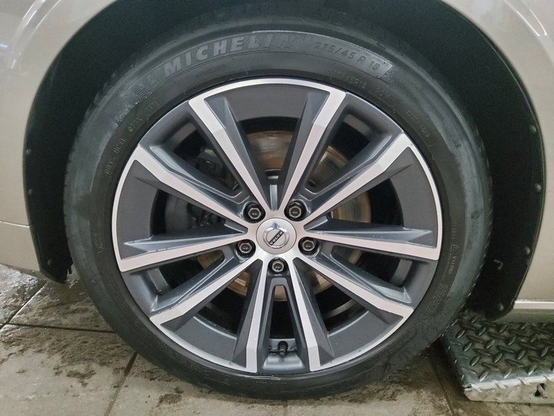 Volvo V60 B4 D Momentum Pro automatik • panorama • AHK — 11