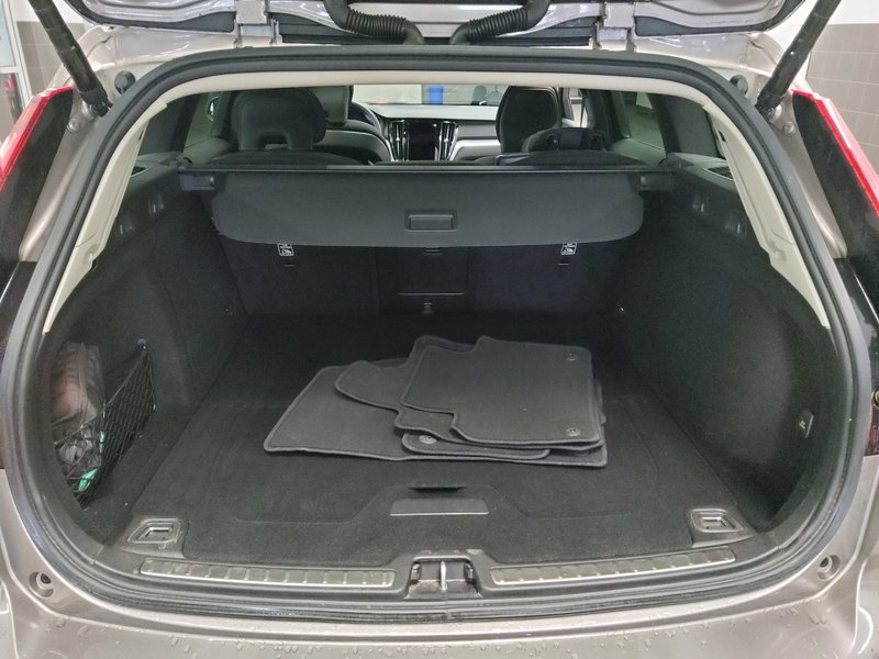 Volvo V60 B4 D Momentum Pro automatik • panorama • AHK — 12