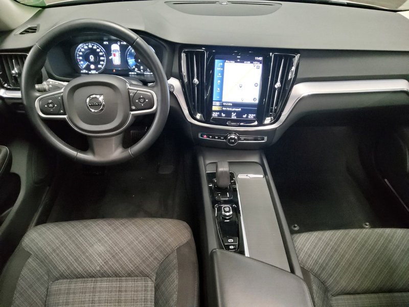 Volvo V60 B4 D Momentum Pro automatik • panorama • AHK — 5