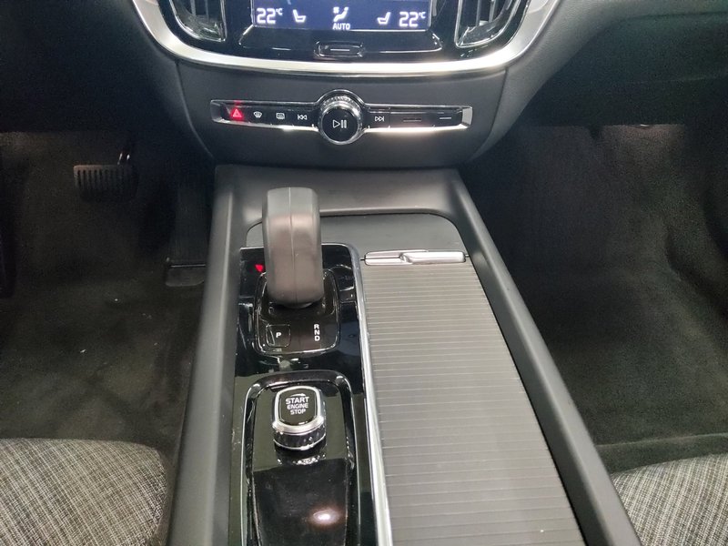 Volvo V60 B4 D Momentum Pro automatik • panorama • AHK — 6