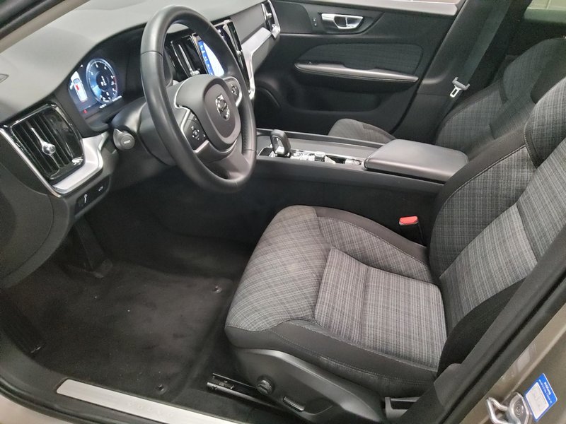 Volvo V60 B4 D Momentum Pro automatik • panorama • AHK — 9