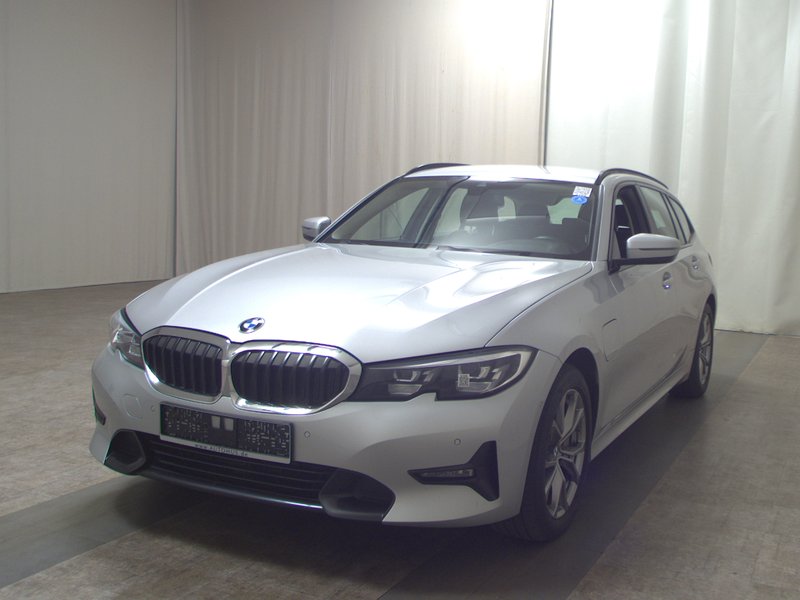BMW 330e Touring automatik Sport Line • ACC • Full LED — 2