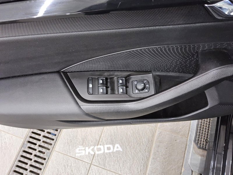 Škoda Octavia Kombi 2.0 TDI automatik Ambition • ACC • Full LED — 10