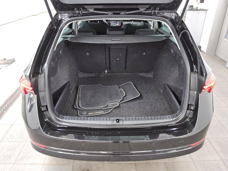 Škoda Octavia Kombi 2.0 TDI automatik Ambition • ACC • Full LED — 12