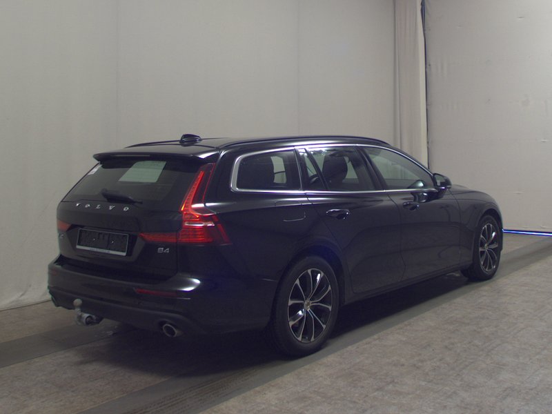Volvo V60 B4 D automatik Momentum • ACC • kuka za vuču — 4