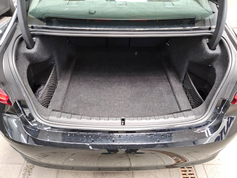 BMW 330i automatik Advantage • LED — 12