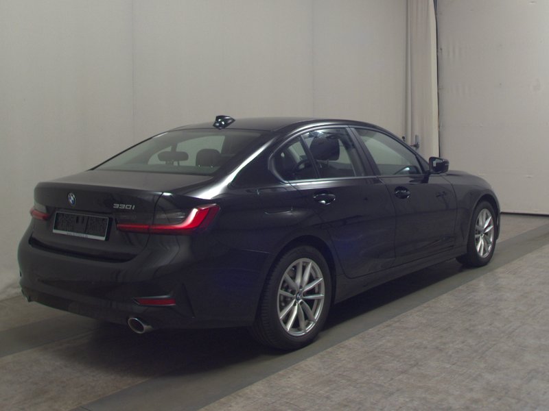 BMW 330i automatik Advantage • LED — 4
