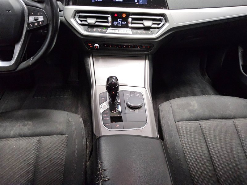 BMW 330i automatik Advantage • LED — 6