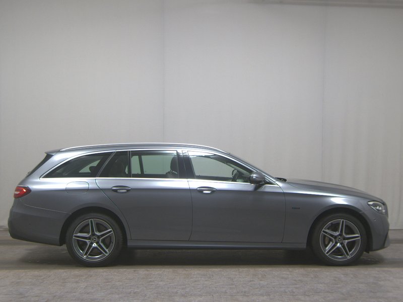 Mercedes-Benz E 300 de karavan automatik AMG Line • 360° kamera • LED