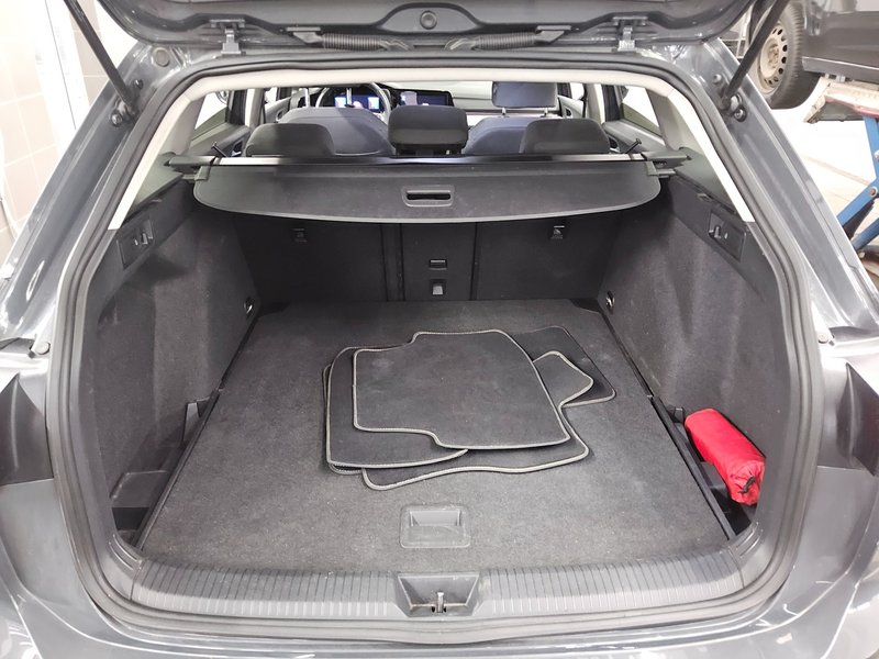 Volkswagen Golf 8 Variant 2.0 TDI automatik Life • ACC • Full LED — 12