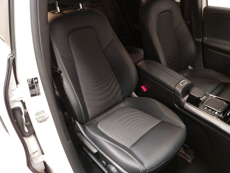 Mercedes-Benz EQA 300 4MATIC Progressive • digitalni instrumenti • LED — 10