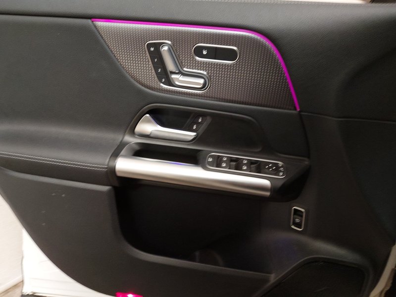 Mercedes-Benz EQA 300 4MATIC Progressive • digitalni instrumenti • LED — 5