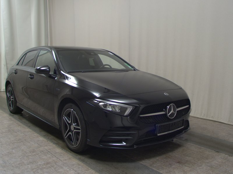Mercedes-Benz A 250 e automatik AMG Line • LED — 3