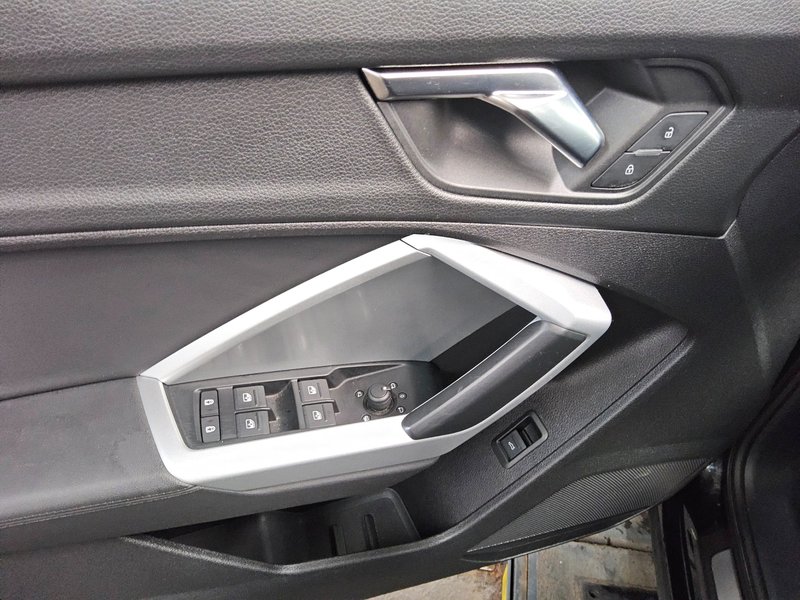 Audi Q3 35 TDI automatik advanced • Full LED • koža — 10