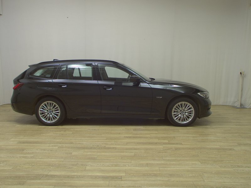 BMW 330e Touring automatik Sport Line • ACC • LED