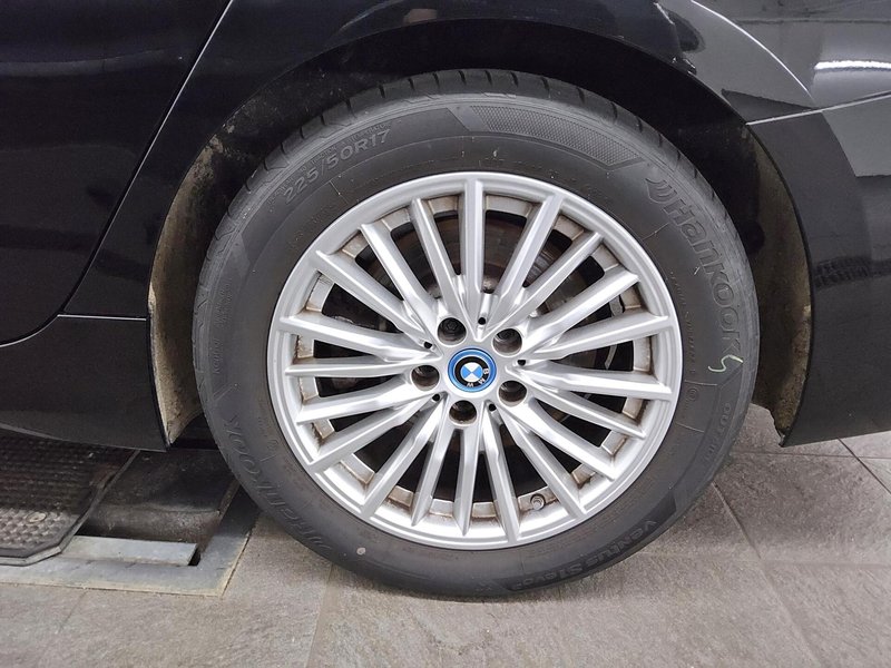 BMW 330e Touring automatik Sport Line • ACC • LED — 11