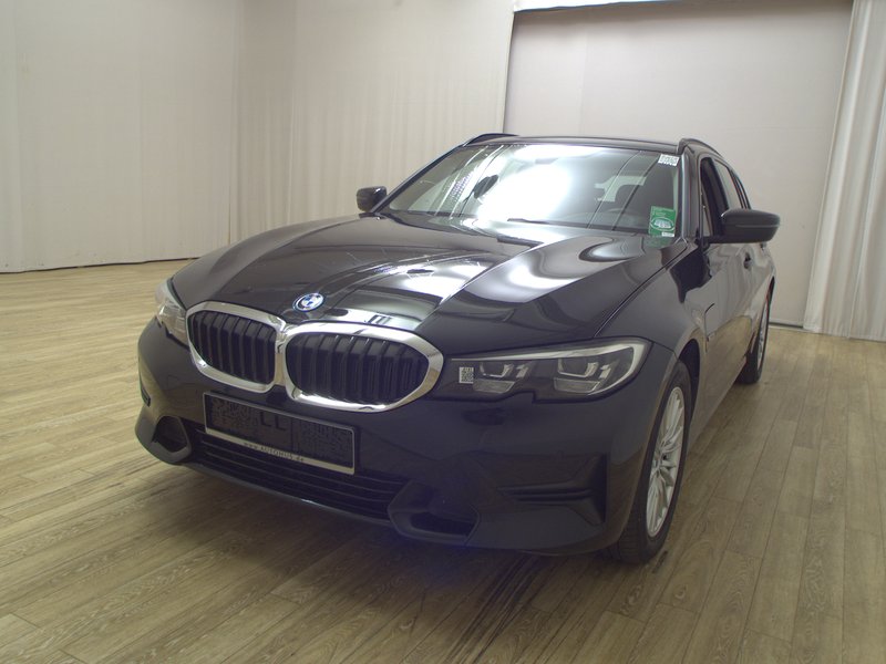 BMW 330e Touring automatik Sport Line • ACC • LED — 2