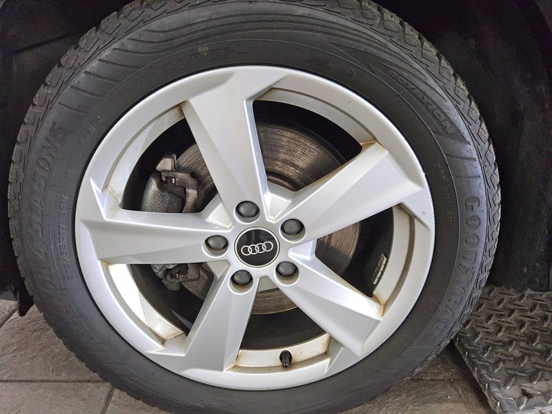 Audi Q2 35 TDI automatik S line • Full LED — 10