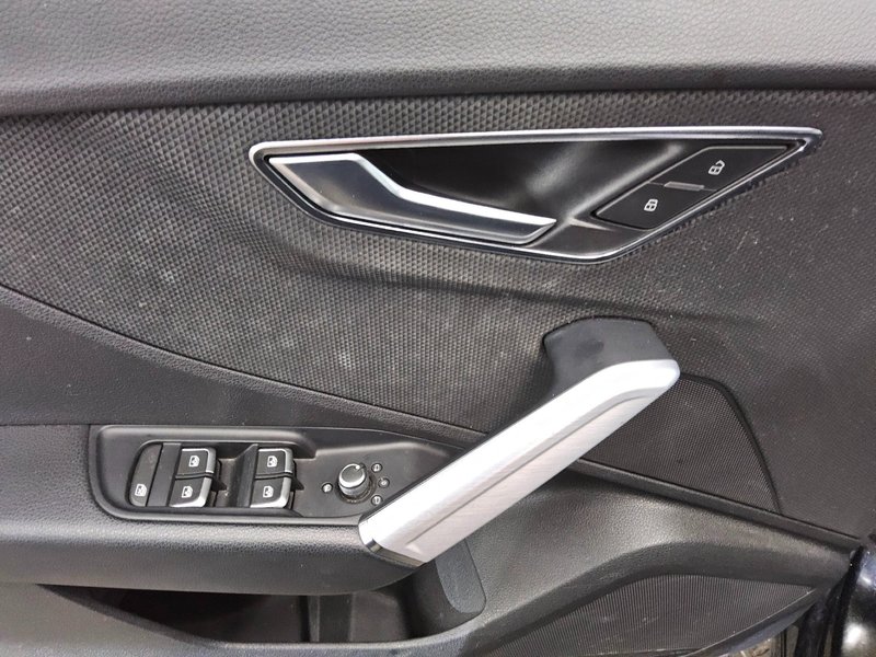Audi Q2 35 TDI automatik S line • Full LED — 9