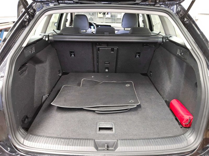Volkswagen Golf 8 Variant 2.0 TDI automatik Life • ACC • Full LED — 12