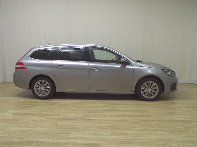 Peugeot 308 1.5 BlueHDi 130 Allure • AHK • digitalni instrumenti