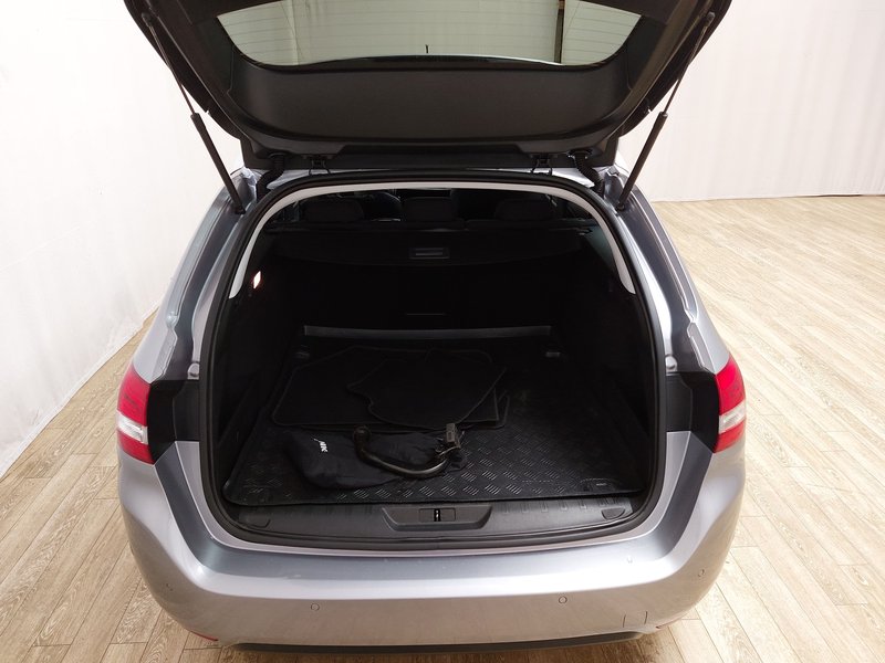 Peugeot 308 1.5 BlueHDi 130 Allure • AHK • digitalni instrumenti — 18