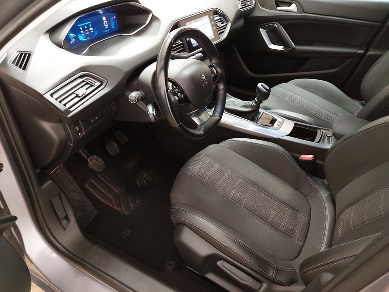 Peugeot 308 1.5 BlueHDi 130 Allure • AHK • digitalni instrumenti — 6