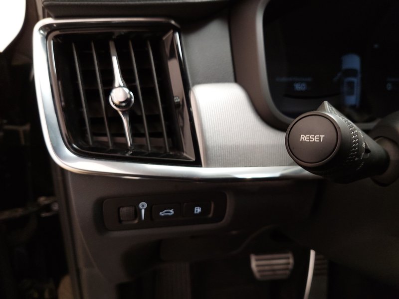 Volvo V90 R-Design automatik • AHK • 360° kamera — 7