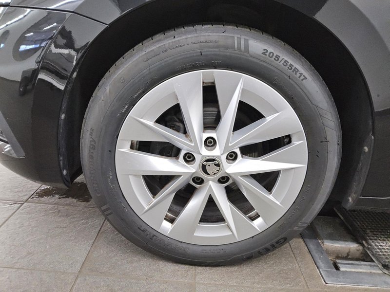 Škoda Octavia Kombi 2.0 TDI automatik Style • električna peta vrata • HUD — 11