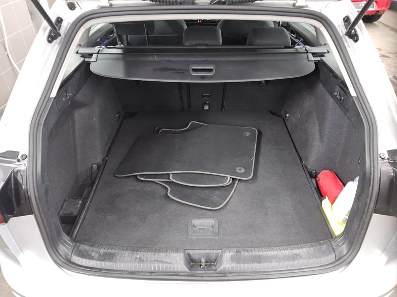 Volkswagen Golf 8 Variant 2.0 TDI automatik Life • ACC • Full LED — 12