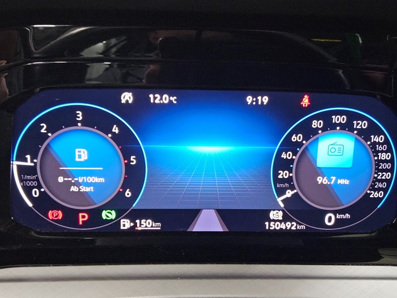 Volkswagen Golf 8 Variant 2.0 TDI automatik Life • ACC • Full LED — 8