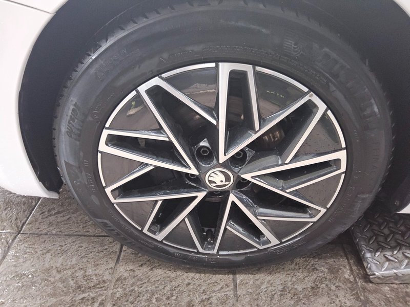 Škoda Octavia Kombi 2.0 TDI automatik Ambition • ACC • Full LED — 11