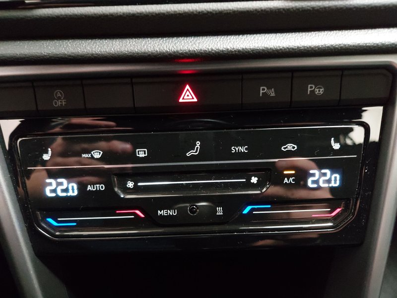 Volkswagen T-Roc 1.0 TSI Life • ACC • Full LED — 17