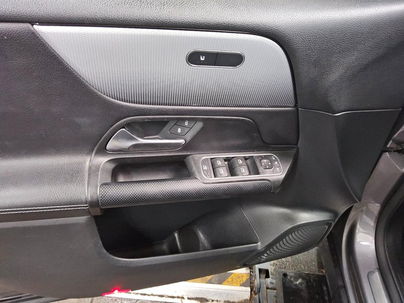 Mercedes-Benz GLB 200 d automatik Style • LED — 10