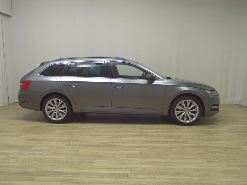 Škoda Superb Kombi 2.0 TDI automatik Ambition • AHK • Full LED