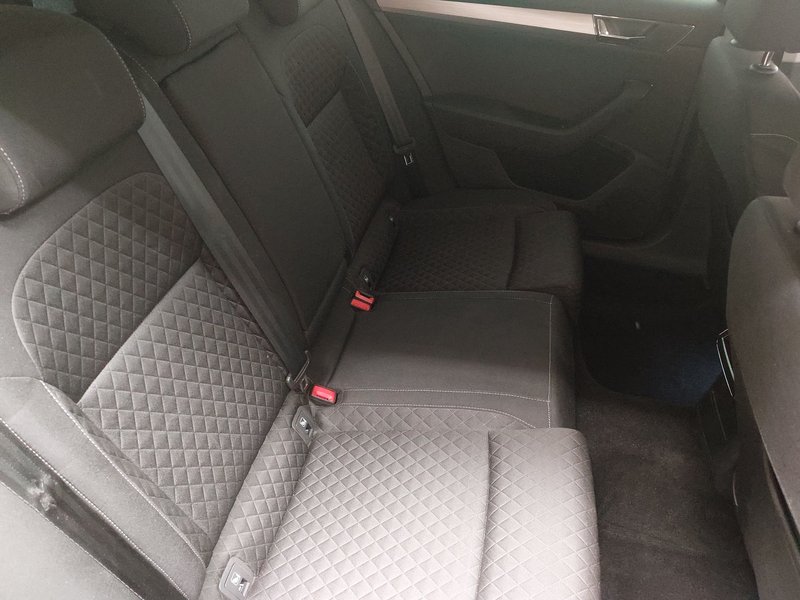 Škoda Superb Kombi 2.0 TDI automatik Ambition • AHK • Full LED — 12