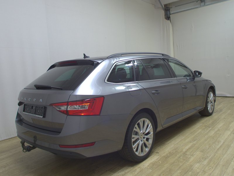 Škoda Superb Kombi 2.0 TDI automatik Ambition • AHK • Full LED — 4